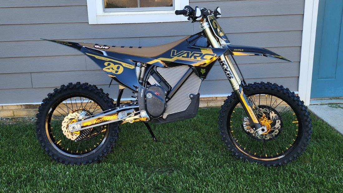 Thomas's Stark Varg MX on Blackline wheels: black rims, gold hubs and gold nipples